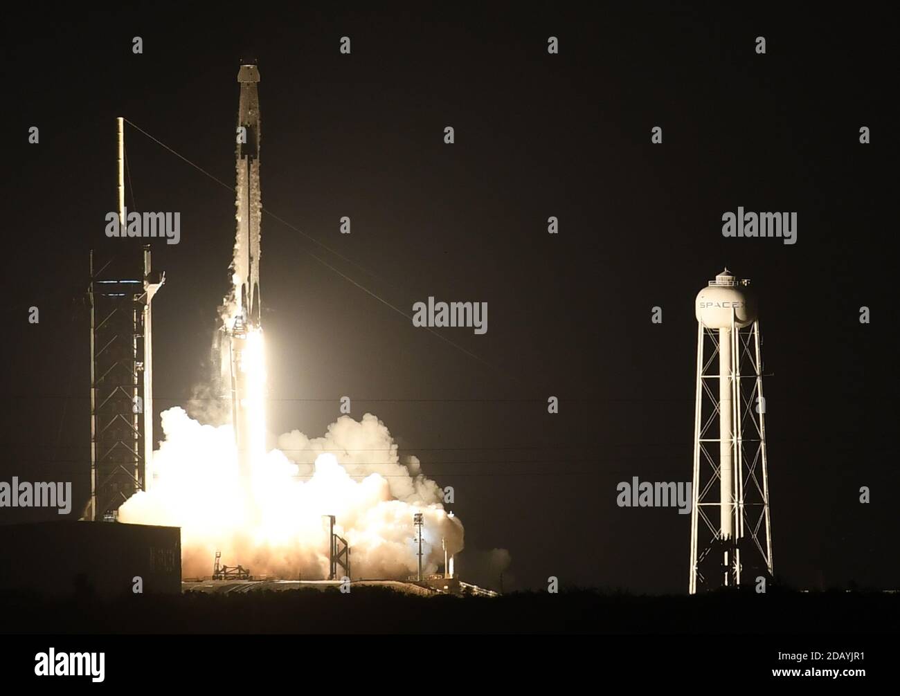 15 novembre 2020 - Cape Canaveral, Florida, Stati Uniti - UN razzo SpaceX Falcon 9 che porta la navicella spaziale Crew Dragon viene lanciato da PAD 39A al Kennedy Space Center il 15 novembre 2020 a Cape Canaveral, Florida. La missione Crew-1 sta inviando un equipaggio di quattro astronauti alla Stazione spaziale Internazionale. (Paul Hennessy/Alamy) Foto Stock