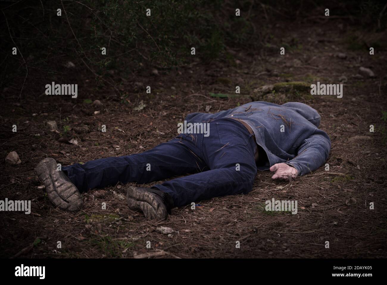 Nel parco è stato trovato il cadavere di un uomo caucasico. Omicidio nei boschi. Cittadino assassinato. Scena del crimine Foto Stock