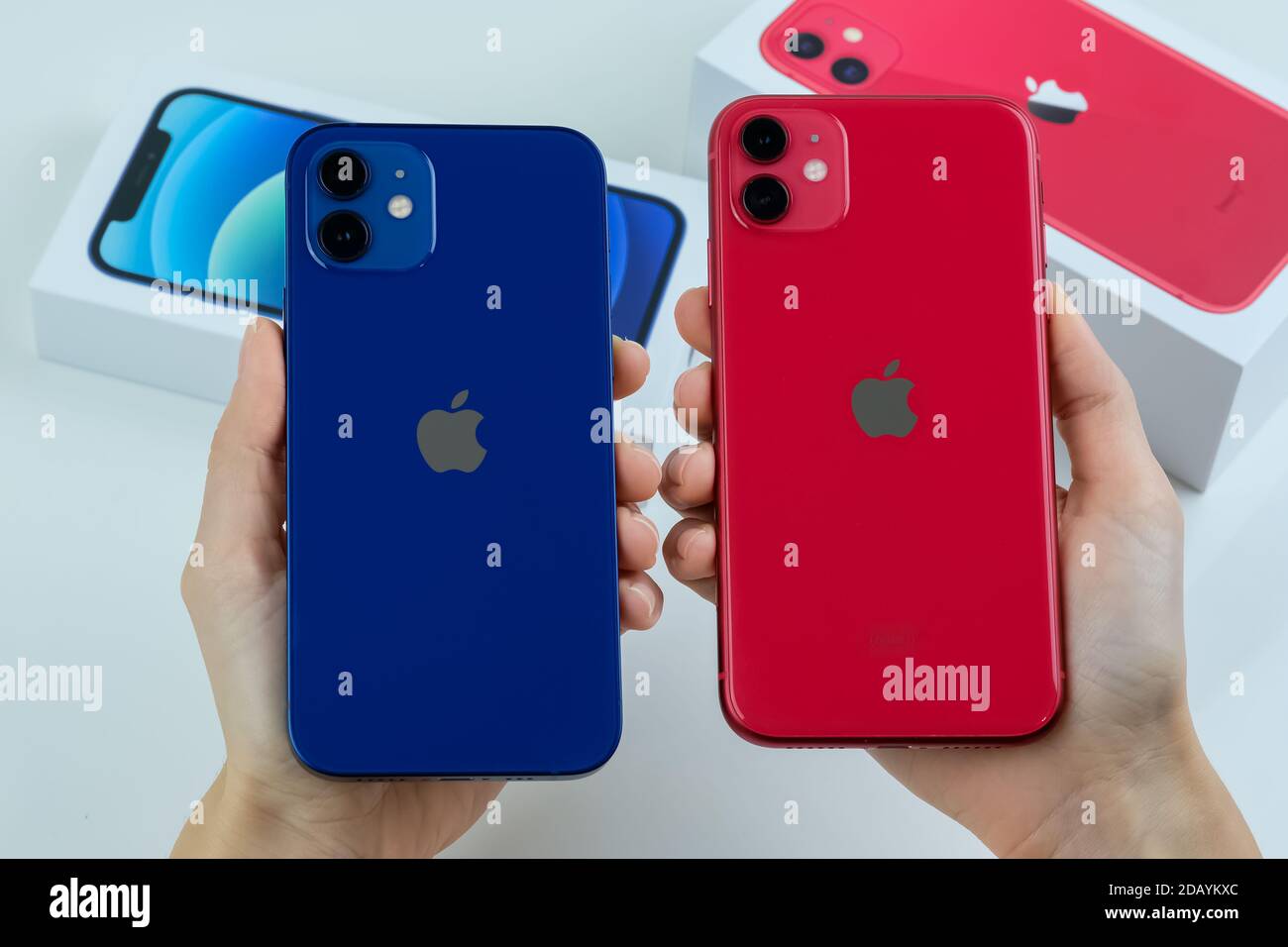 IPhone 12 in blu e iPhone 11 in rosso affiancati Foto stock - Alamy