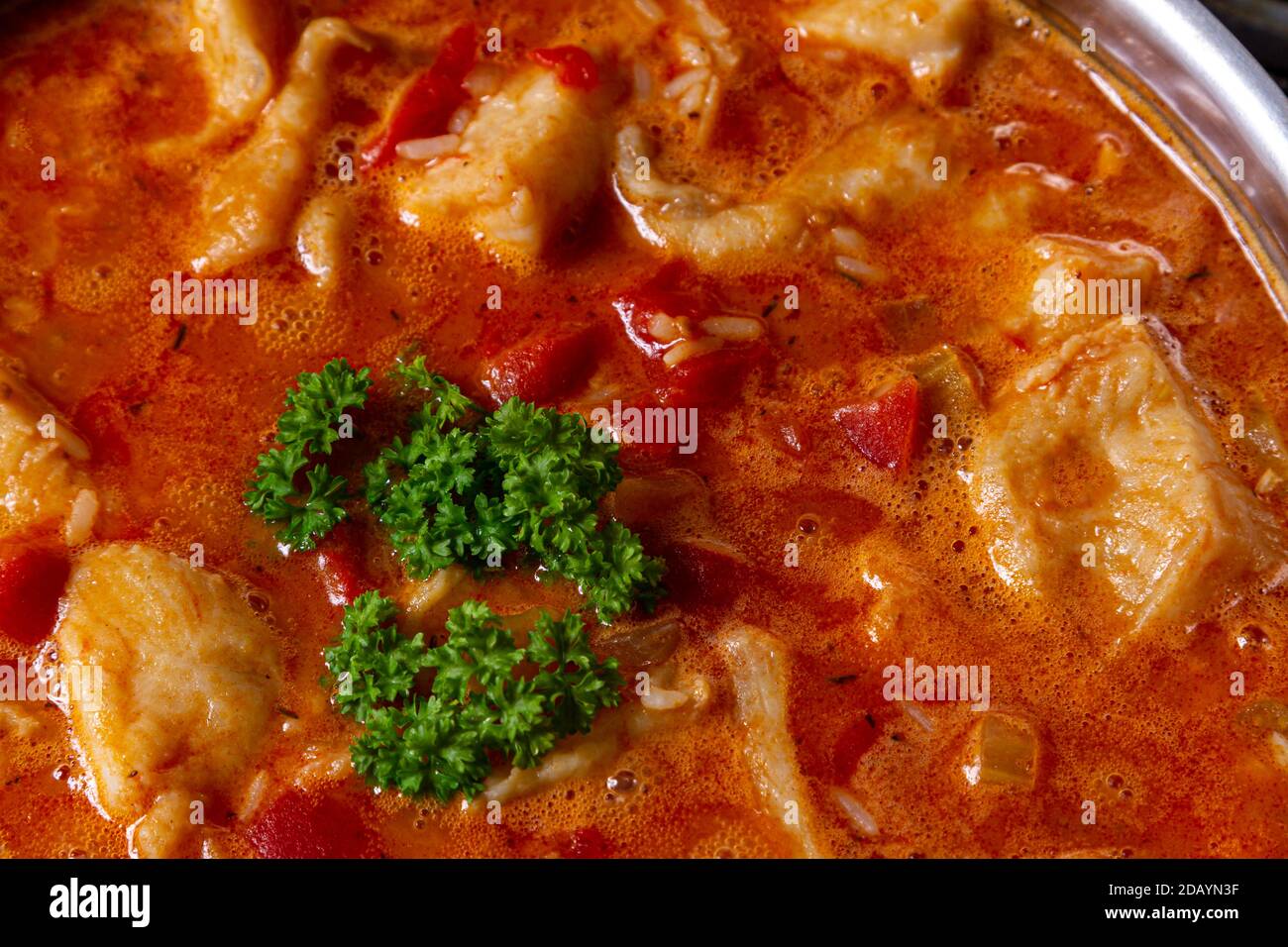 Stufato di pesce cajun, bollente in una padella. Foto Stock