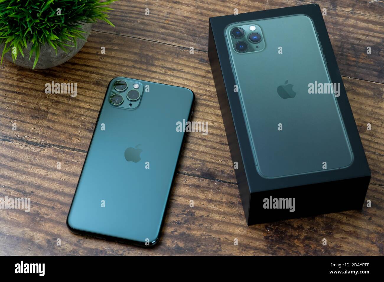IPhone 11 Pro Max di colore verde mezzanotte accanto alla confezione Foto  stock - Alamy