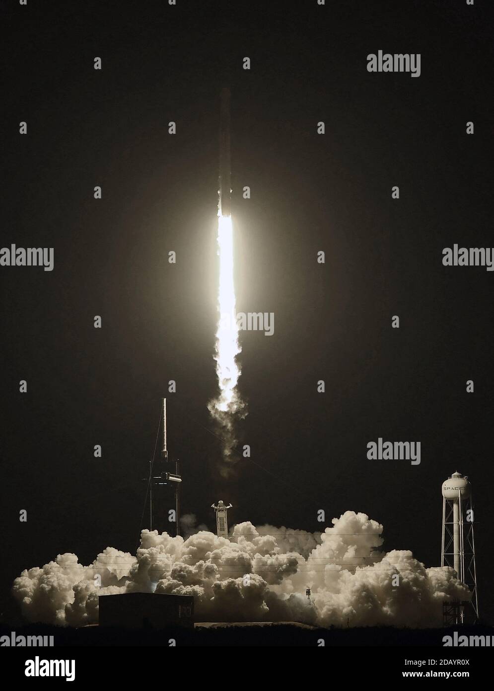 15 novembre 2020 - Cape Canaveral, Florida, Stati Uniti - UN razzo SpaceX Falcon 9 che porta la navicella spaziale Crew Dragon viene lanciato da PAD 39A al Kennedy Space Center il 15 novembre 2020 a Cape Canaveral, Florida. La missione Crew-1 sta inviando un equipaggio di quattro astronauti alla Stazione spaziale Internazionale. (Paul Hennessy/Alamy) Foto Stock
