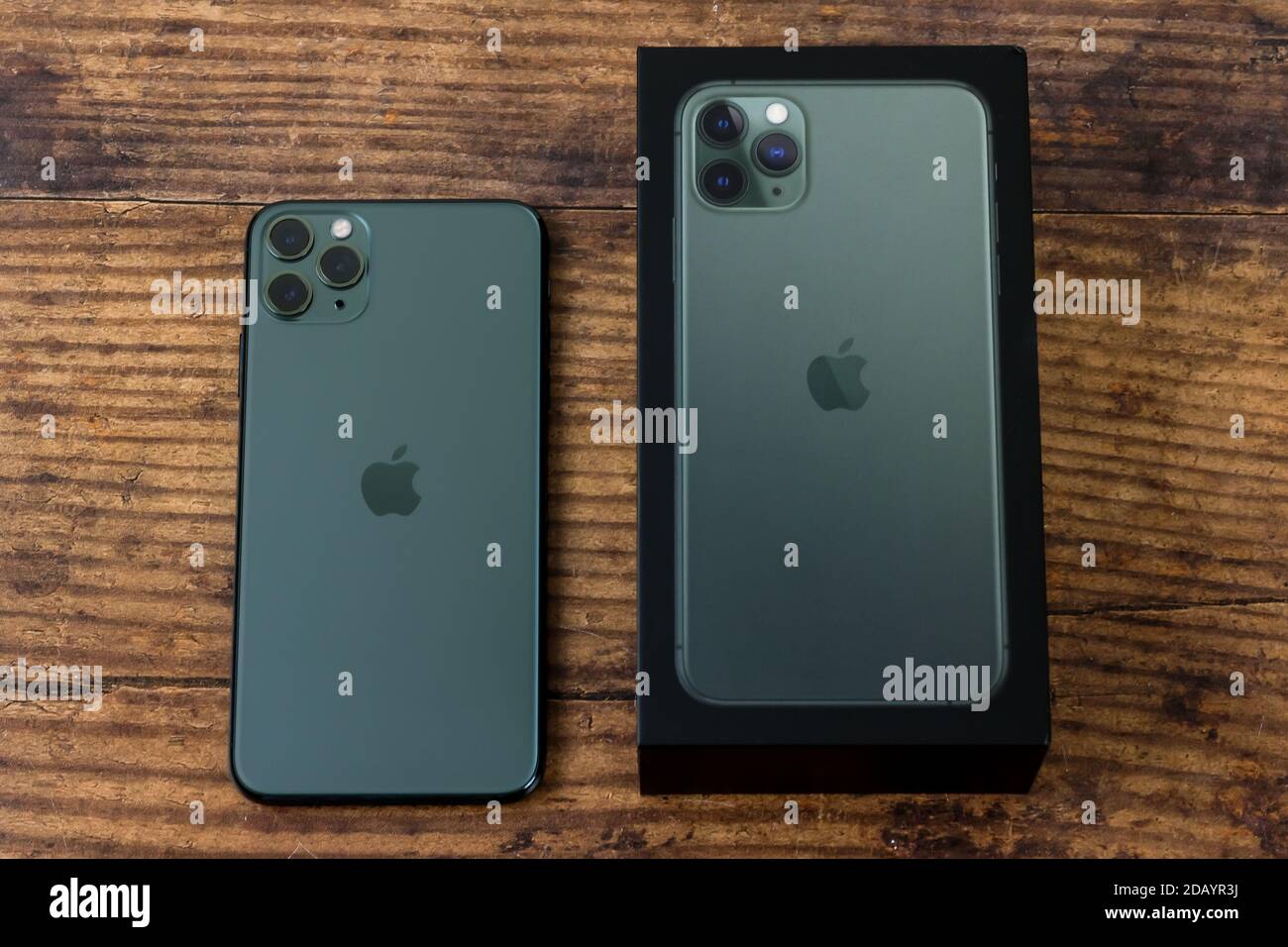 IPhone 11 Pro Max di colore verde mezzanotte accanto alla confezione Foto  stock - Alamy