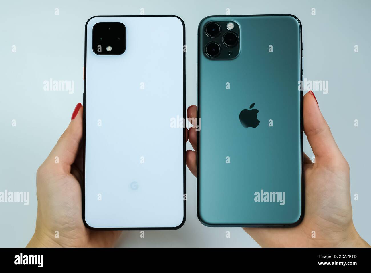 Google pixel 4 XL in bianco chiaro e iPhone 11 Pro Max in verde mezzanotte  Foto stock - Alamy