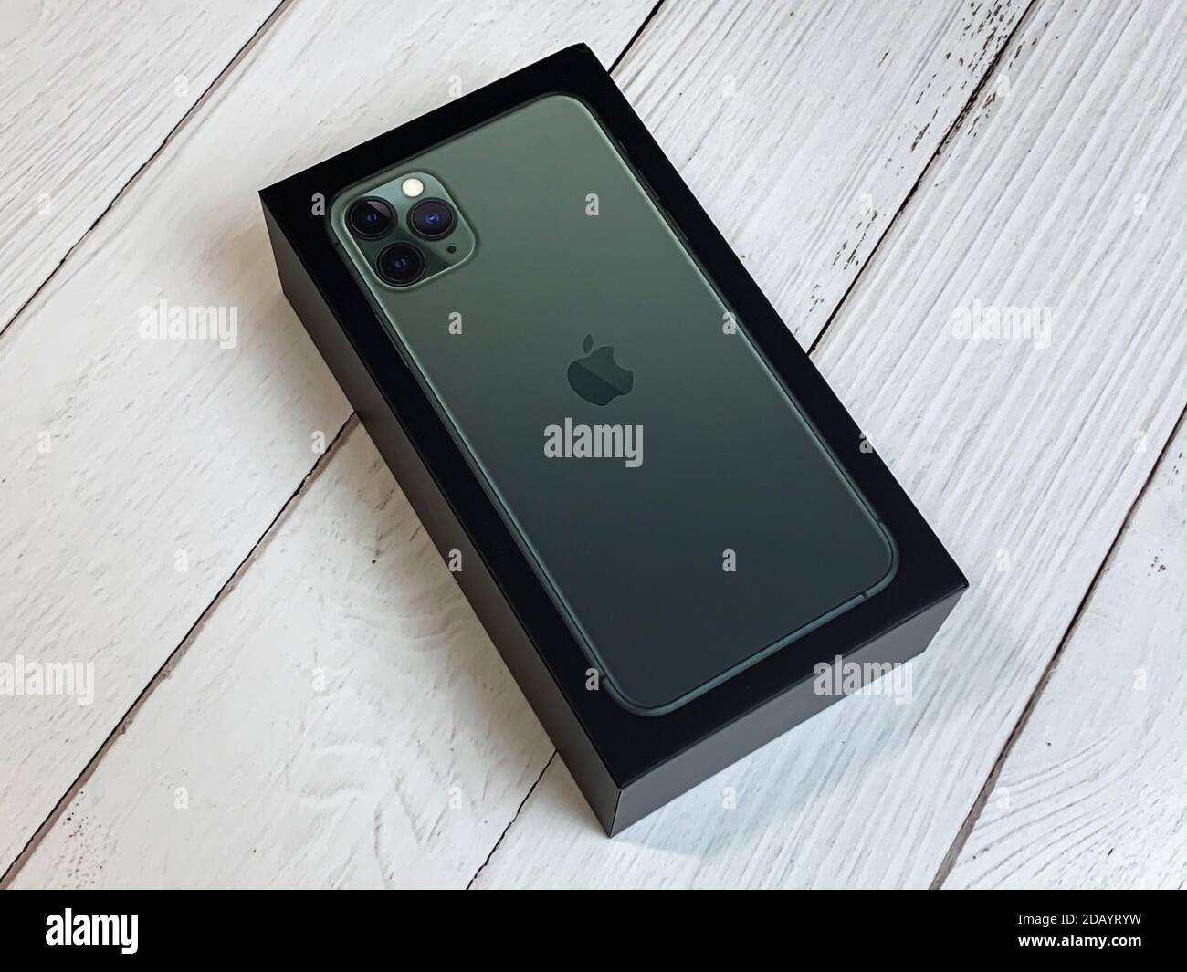 IPhone 11 Pro Max in verde mezzanotte all'interno della confezione Foto  stock - Alamy