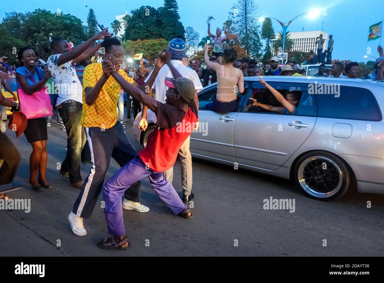 I rivelatori scapparono per le strade di Bulawayo, nello Zimbabwe, pochi istanti dopo la notizia che, dopo 37 anni, Robert Mugabe si dimise come presidente. Foto Stock