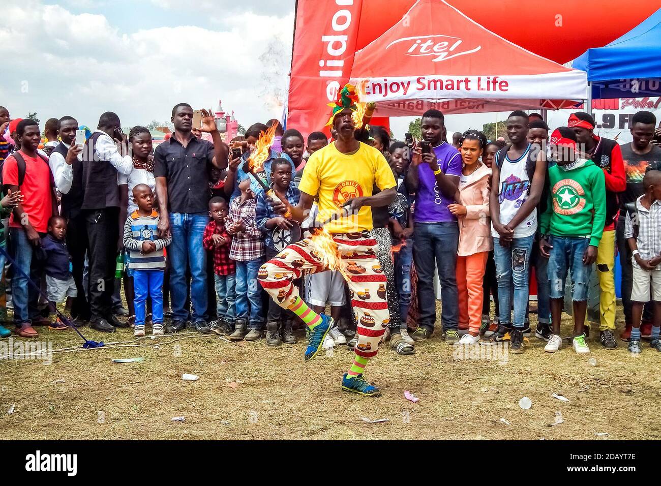 Gift Haambulo briga le torce durante una performance al Lusaka Agricultural and Commercial Show Grounds a Lusaka, Zambia. Foto Stock