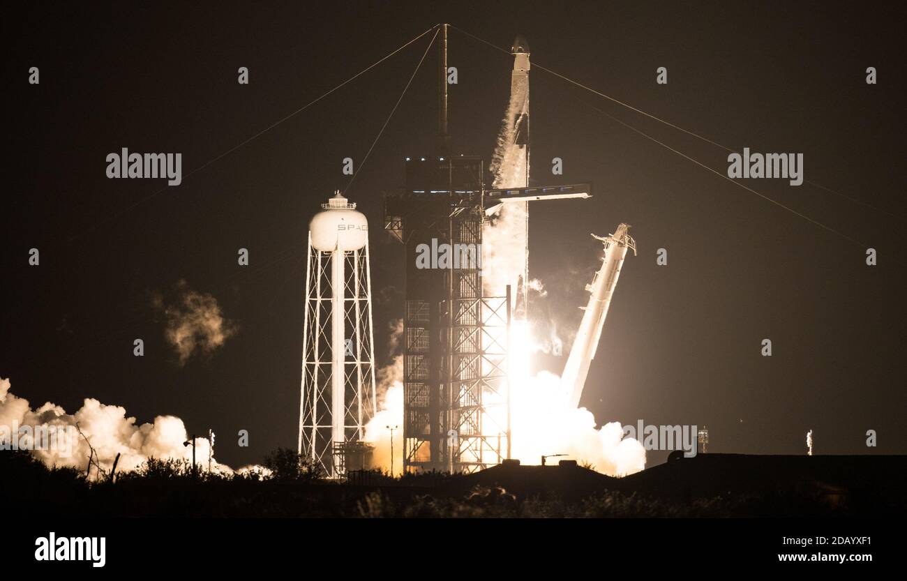 Cape Canaveral, Florida, Stati Uniti. 15 novembre 2020. Un razzo SpaceX Falcon 9 che porta la navicella spaziale Crew Dragon decade dal Kennedy Space Center della NASA in Florida, Stati Uniti, il 15 novembre 2020. La NASA e SpaceX hanno lanciato domenica la prima missione operativa dell'equipaggio della Crew Dragon, portando quattro astronauti alla Stazione spaziale Internazionale (ISS). La missione, soprannominata "Crew-1", è il primo volo a rotazione dell'equipaggio di una navicella spaziale commerciale statunitense con astronauti verso l'ISS. Credit: Xinhua/Alamy Live News Foto Stock