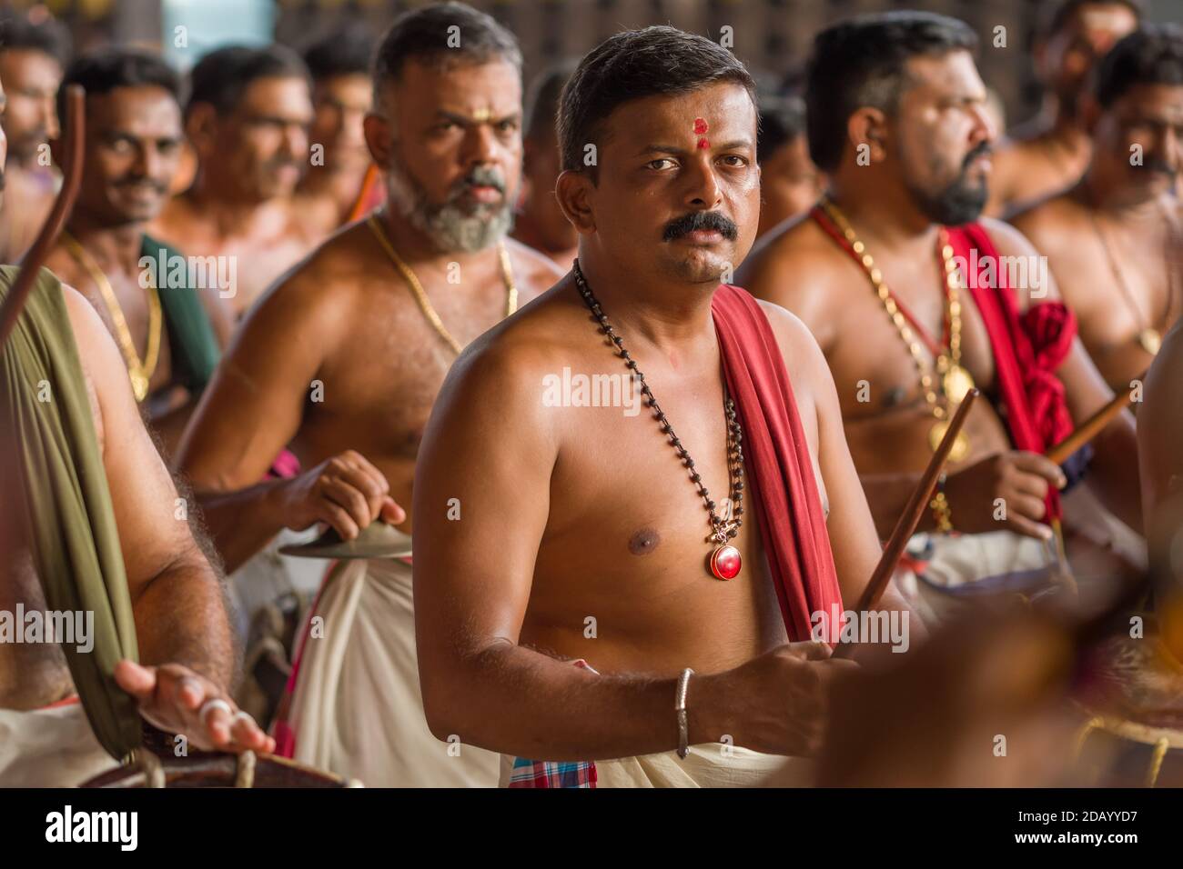 I tradizionali batteristi indiani del sud si esibiscono durante la celebrazione del tempio a Cochin, India Foto Stock