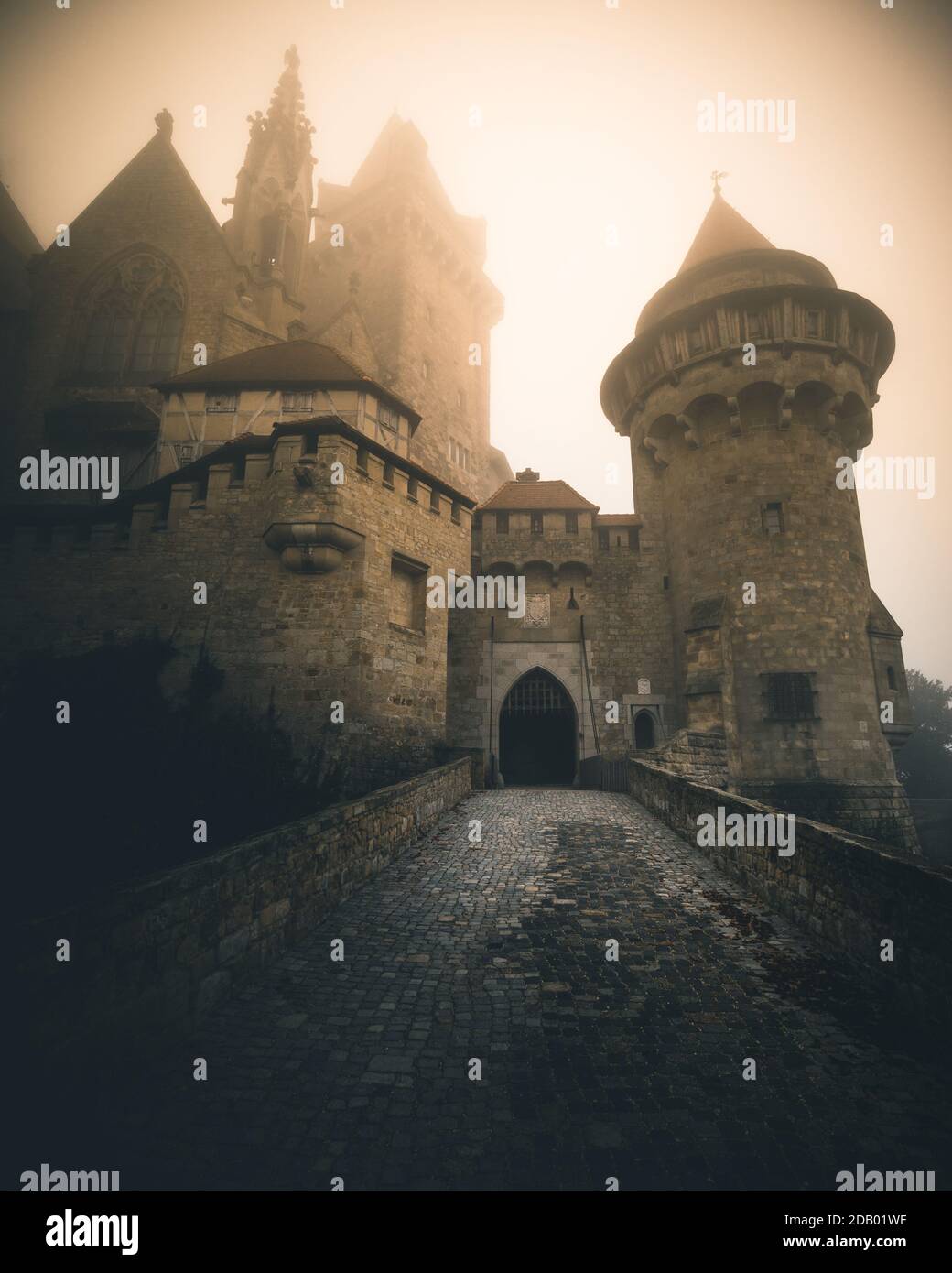 Castello Kreuzenstein in Austria durante l'autunno in una mattina foggy Foto Stock