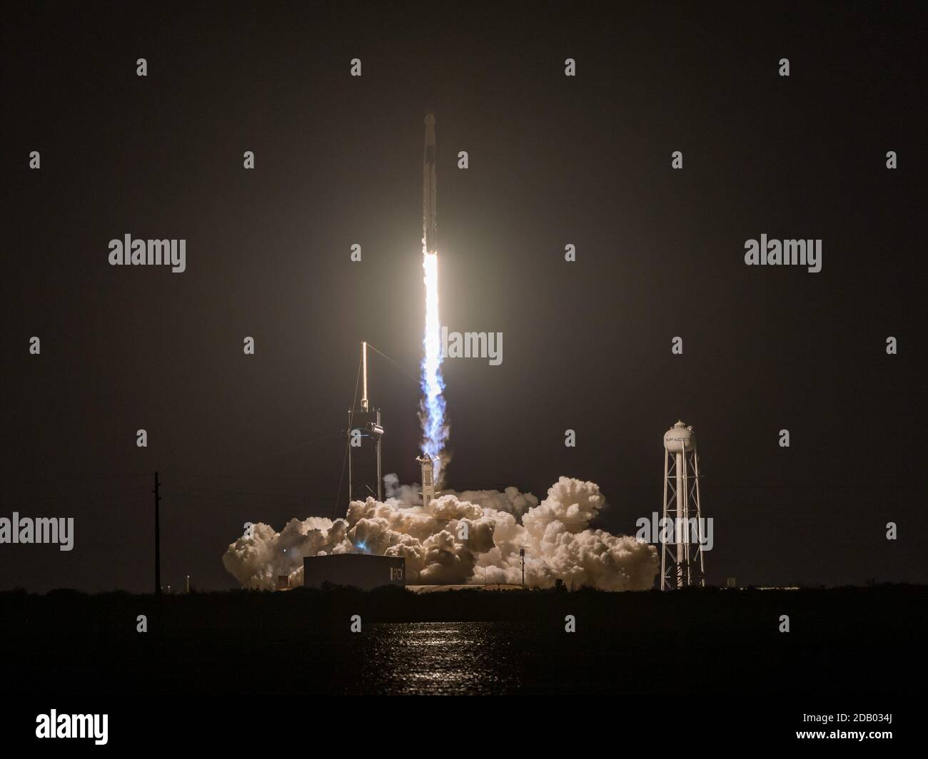 15 novembre 2020: Il razzo SpaceX Falcon 9 con la capsula Crew Dragon si solleva dal complesso di lancio 39A al Kennedy Space Center per trasportare quattro astronauti della missione SpaceX Crew-1 alla Stazione spaziale Internazionale di Cape Canaveral, FL Romeo T Guzman/Cal Sport Media. Foto Stock