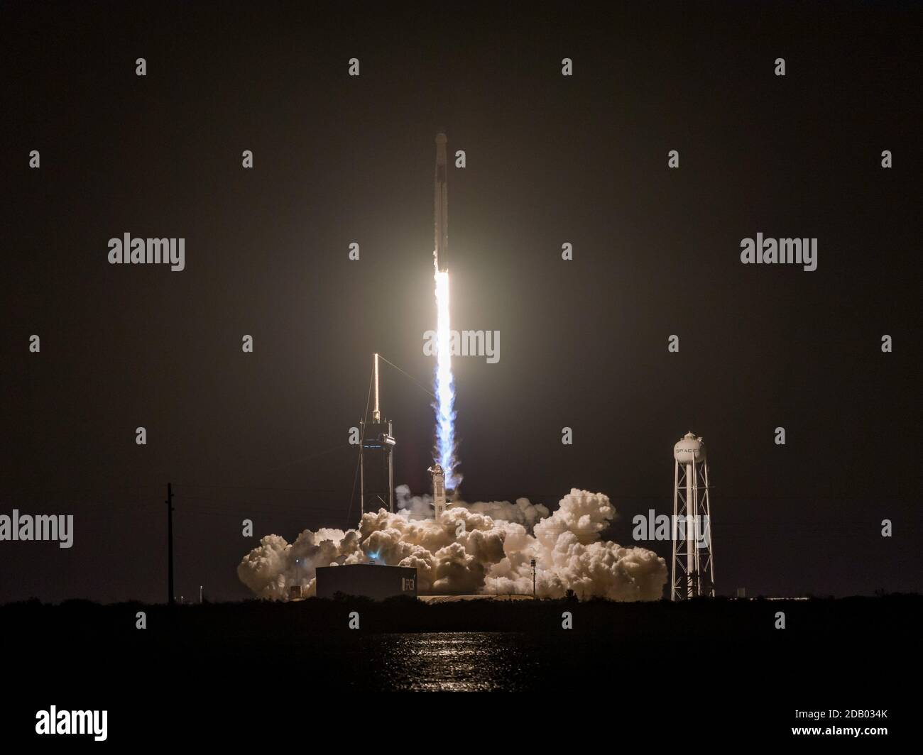 15 novembre 2020: Il razzo SpaceX Falcon 9 con la capsula Crew Dragon si solleva dal complesso di lancio 39A al Kennedy Space Center per trasportare quattro astronauti della missione SpaceX Crew-1 alla Stazione spaziale Internazionale di Cape Canaveral, FL Romeo T Guzman/Cal Sport Media. Foto Stock