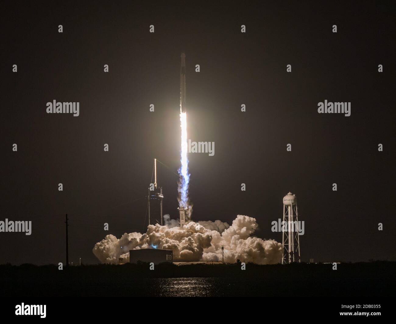 15 novembre 2020: Il razzo SpaceX Falcon 9 con la capsula Crew Dragon si solleva dal complesso di lancio 39A al Kennedy Space Center per trasportare quattro astronauti della missione SpaceX Crew-1 alla Stazione spaziale Internazionale di Cape Canaveral, FL Romeo T Guzman/Cal Sport Media. Foto Stock