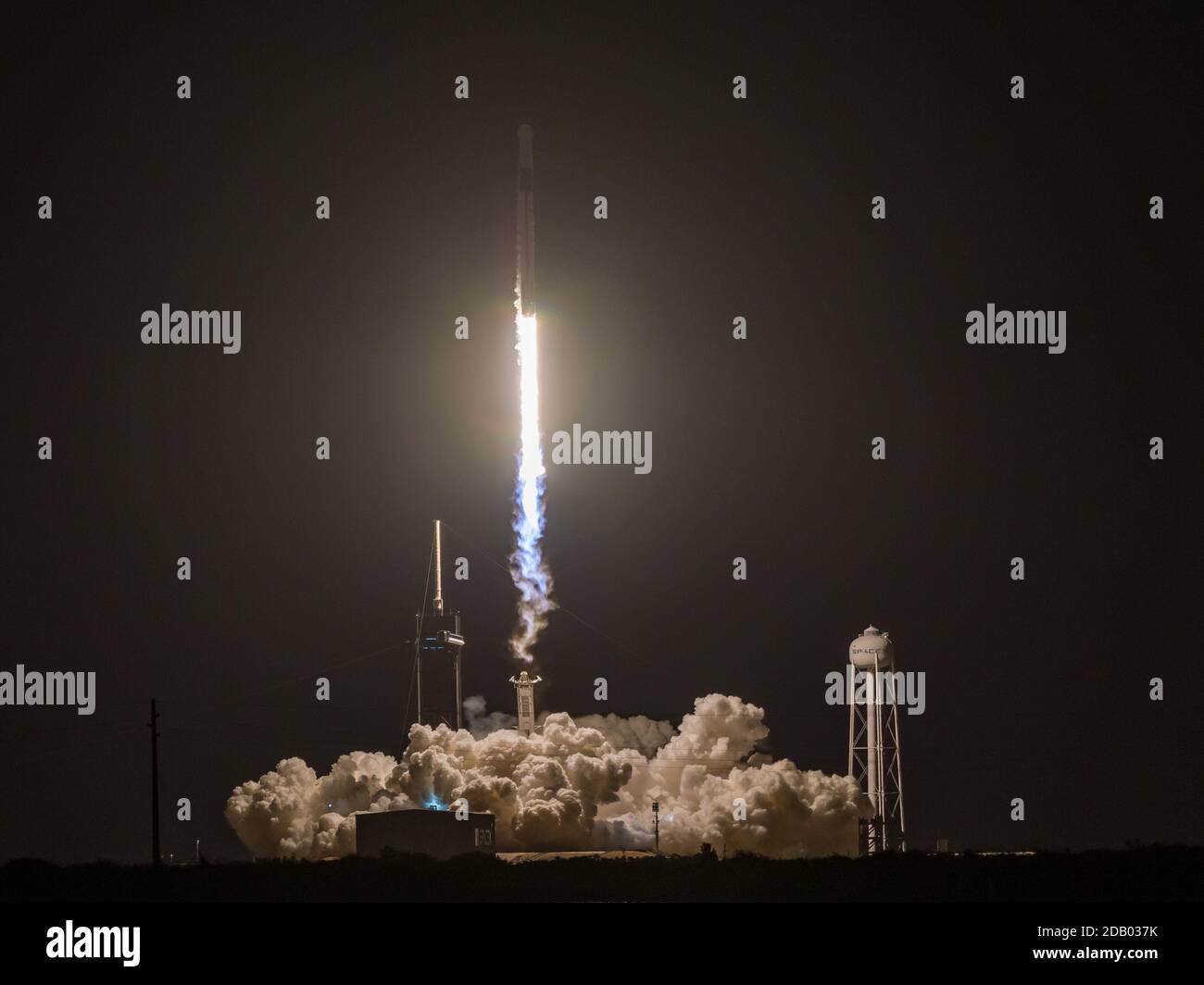 15 novembre 2020: Il razzo SpaceX Falcon 9 con la capsula Crew Dragon si solleva dal complesso di lancio 39A al Kennedy Space Center per trasportare quattro astronauti della missione SpaceX Crew-1 alla Stazione spaziale Internazionale di Cape Canaveral, FL Romeo T Guzman/Cal Sport Media. Foto Stock