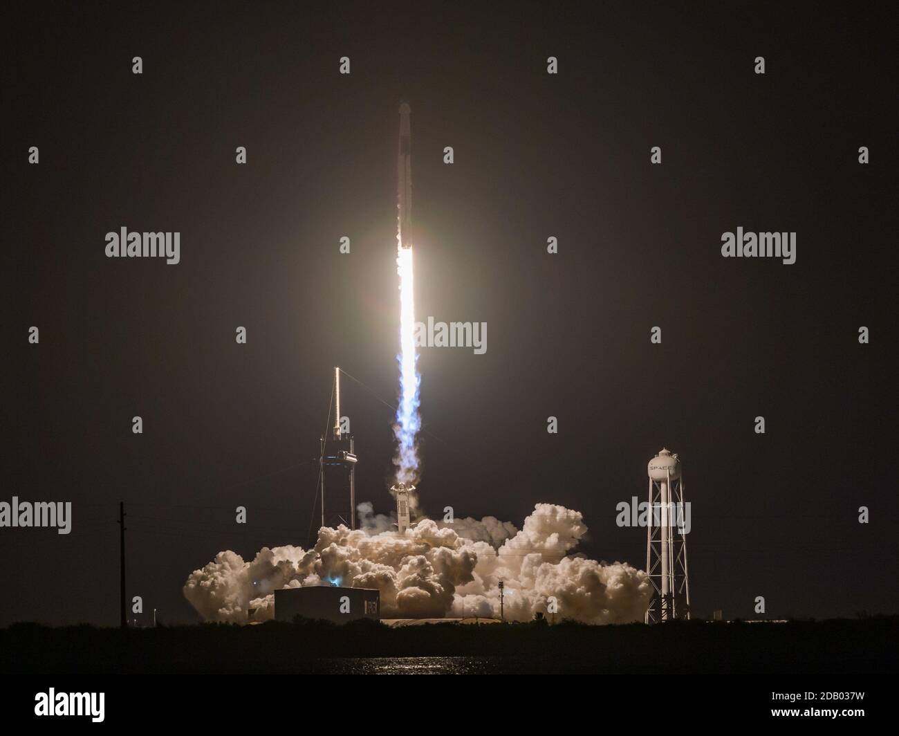15 novembre 2020: Il razzo SpaceX Falcon 9 con la capsula Crew Dragon si solleva dal complesso di lancio 39A al Kennedy Space Center per trasportare quattro astronauti della missione SpaceX Crew-1 alla Stazione spaziale Internazionale di Cape Canaveral, FL Romeo T Guzman/Cal Sport Media. Foto Stock