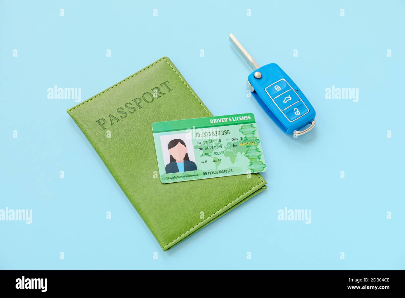 Patente di guida con chiave dell'auto e passaporto su sfondo a colori Foto Stock