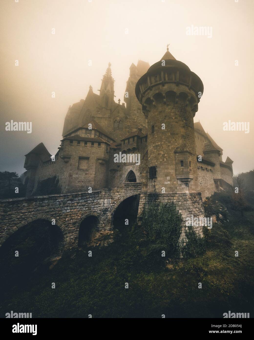 Castello Kreuzenstein in Austria durante l'autunno in una mattina foggy Foto Stock