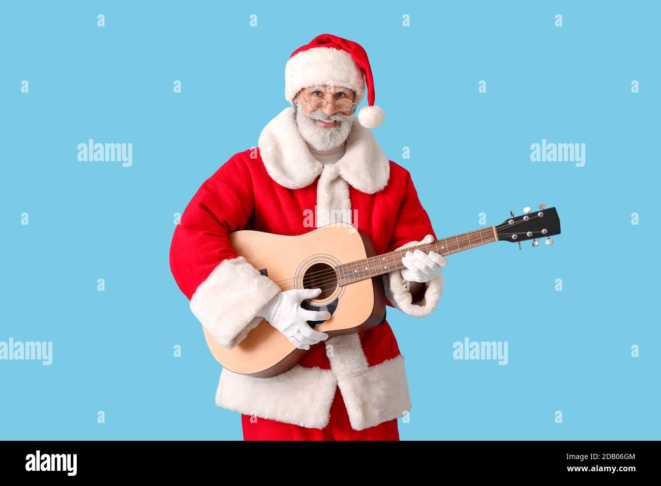 Babbo Natale con chitarra su sfondo a colori Foto stock - Alamy