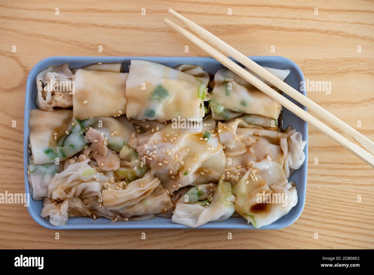 Vista dall'alto, cibo cantonese tradizionale di cheong divertente o riso rotoli di noodle Foto Stock