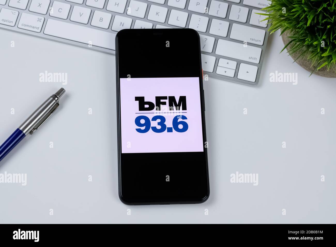 Logo dell'app FM Kommersant sullo schermo di uno smartphone. Foto Stock
