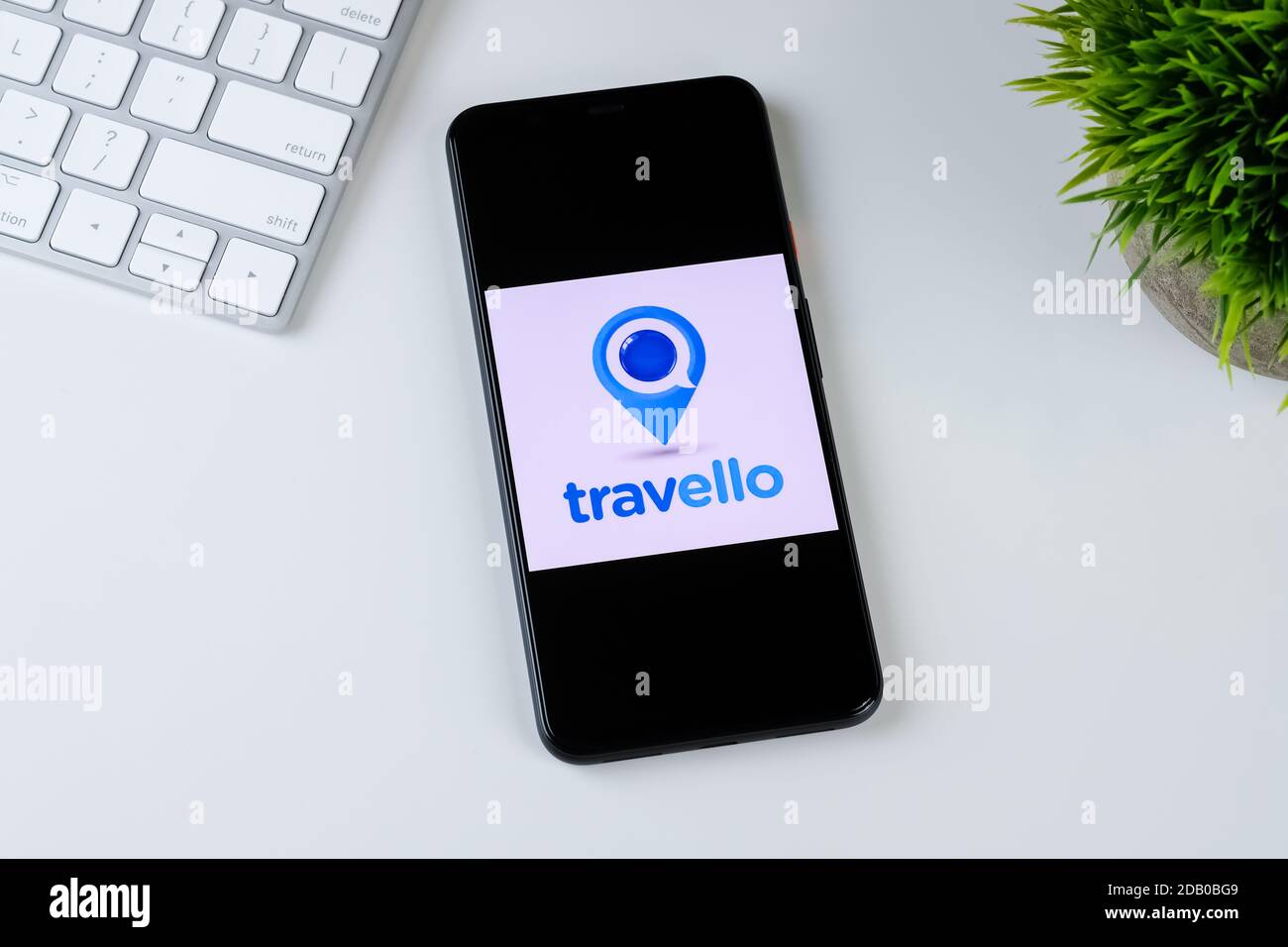 Logo dell'app Travello Travel from Home sullo schermo di uno smartphone. Foto Stock