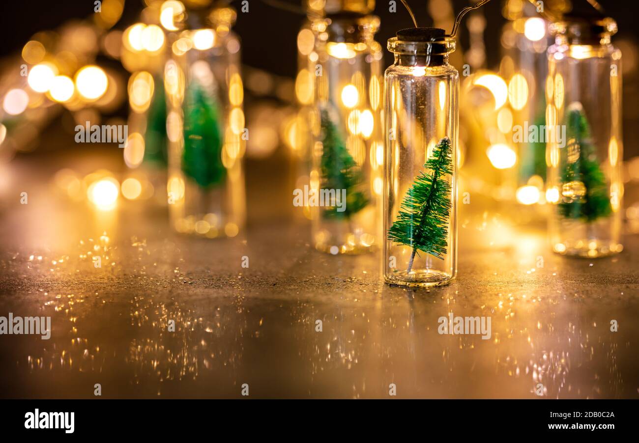 piccolo albero di natale in un vaso di vetro. natale e nuovo anno di sfondo vacanza Foto Stock