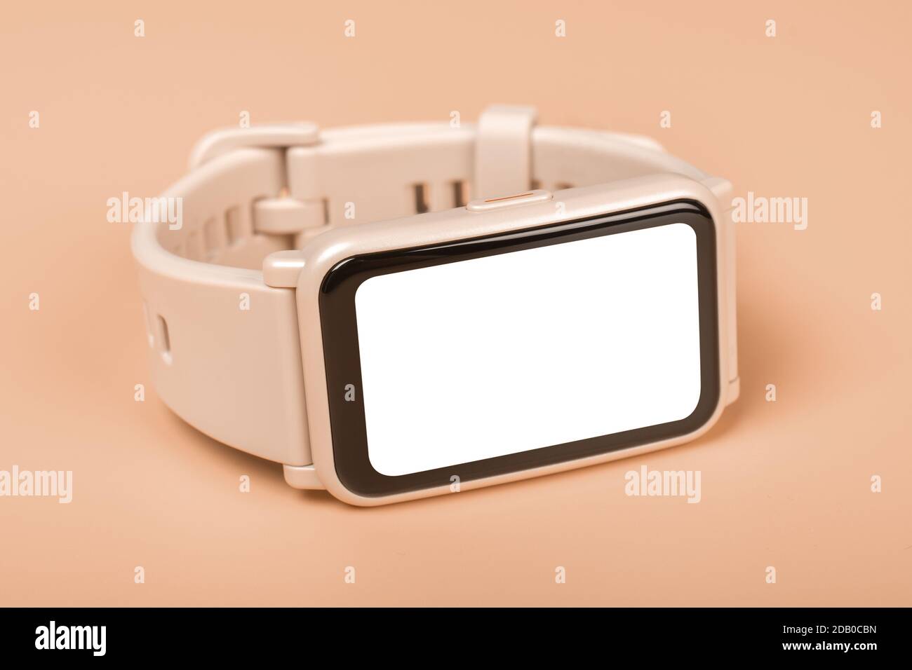 Orologio fitness mockup su sfondo pastello. Primo piano. Vista frontale dello smartwatch rosa con display touchscreen bianco vuoto. Foto Stock