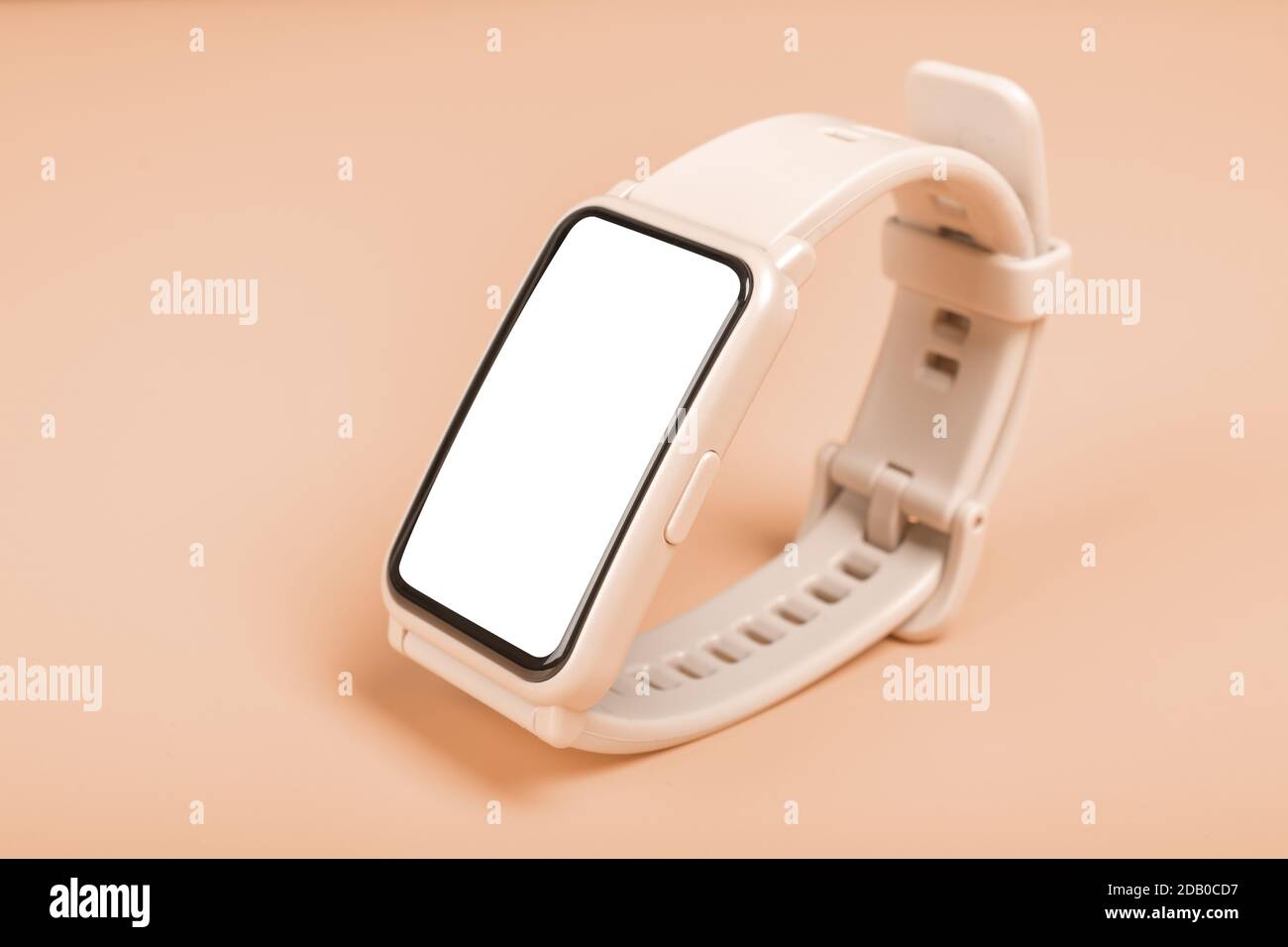 Immagine mockup orologio fitness su sfondo pastello. Primo piano. Vista frontale dello smartwatch rosa con display touchscreen bianco vuoto. Concetto di orologio fitness. Foto Stock