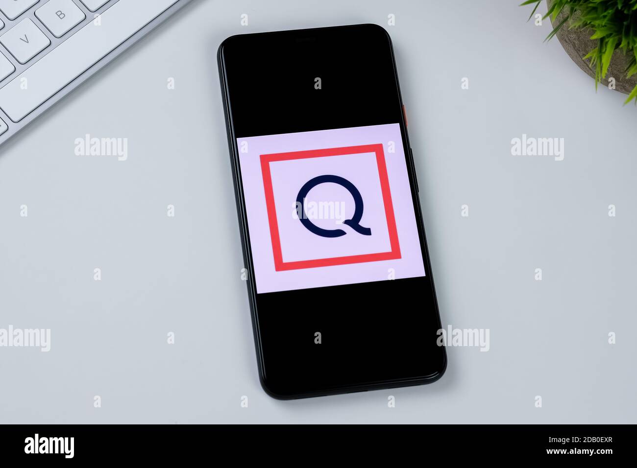 Logo dell'app QVC Mobile Shopping (USA) sullo schermo di uno smartphone. Foto Stock