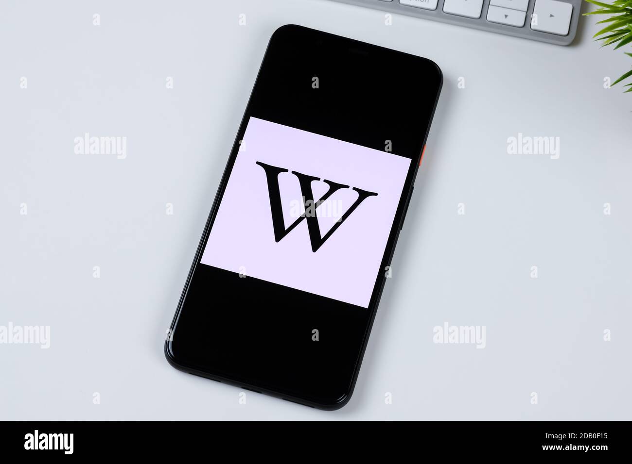 Logo dell'app Wikipedia sullo schermo di uno smartphone. Foto Stock