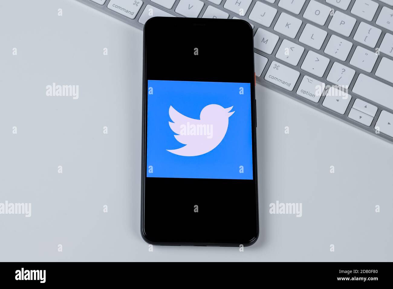 Logo dell'app Twitter sullo schermo di uno smartphone. Foto Stock