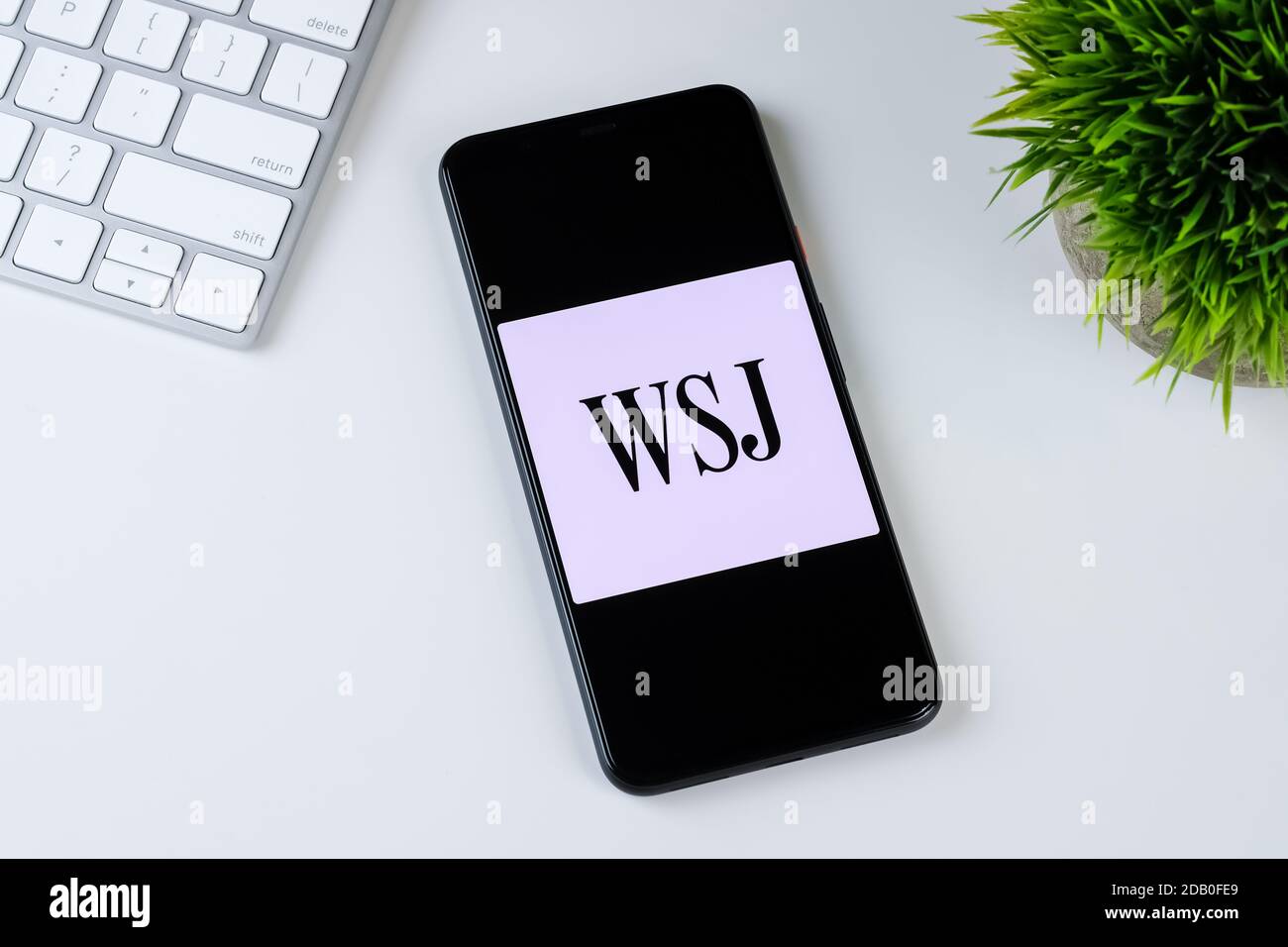 Il logo dell'app Wall Street Journal sullo schermo di uno smartphone. Foto Stock