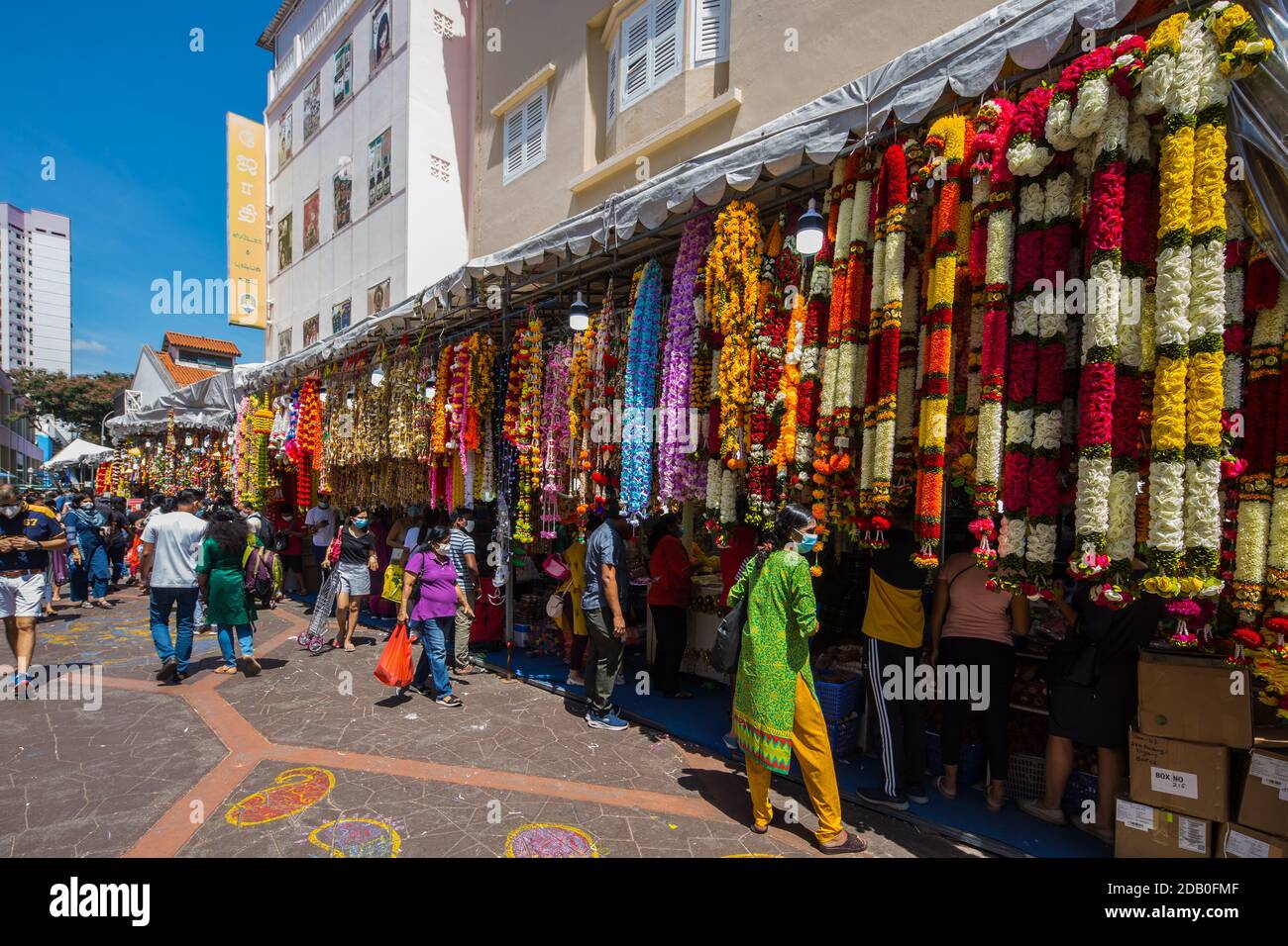 Bancarelle che vendono graziose e colorate ghirlande. Festa di Deepavali per la decorazione domestica. Lungo il passaggio pedonale. Piccola India. Singapore. 2020 Foto Stock
