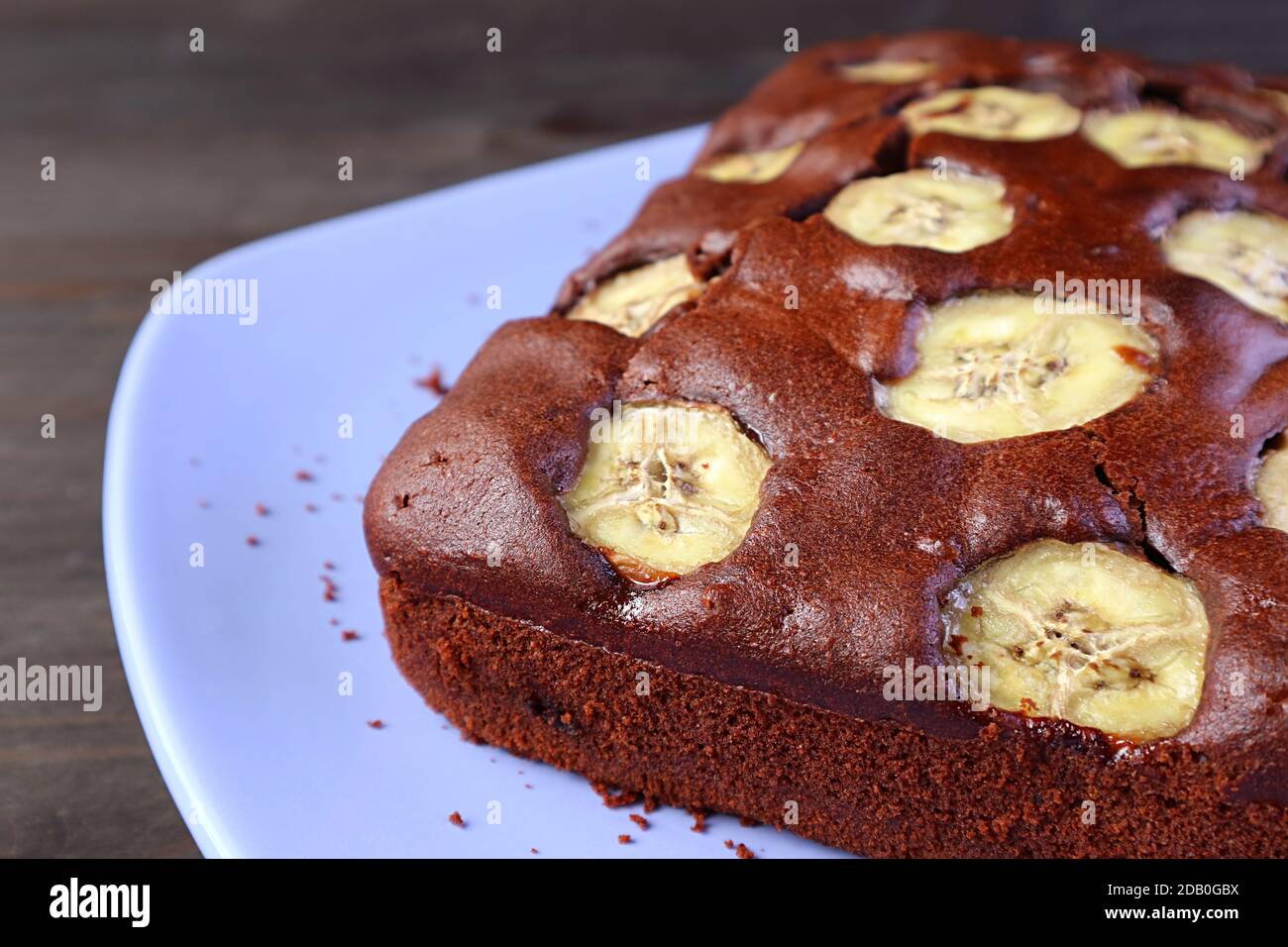 Primo piano una deliziosa torta completa di cioccolato fatta in casa Banana Foto Stock