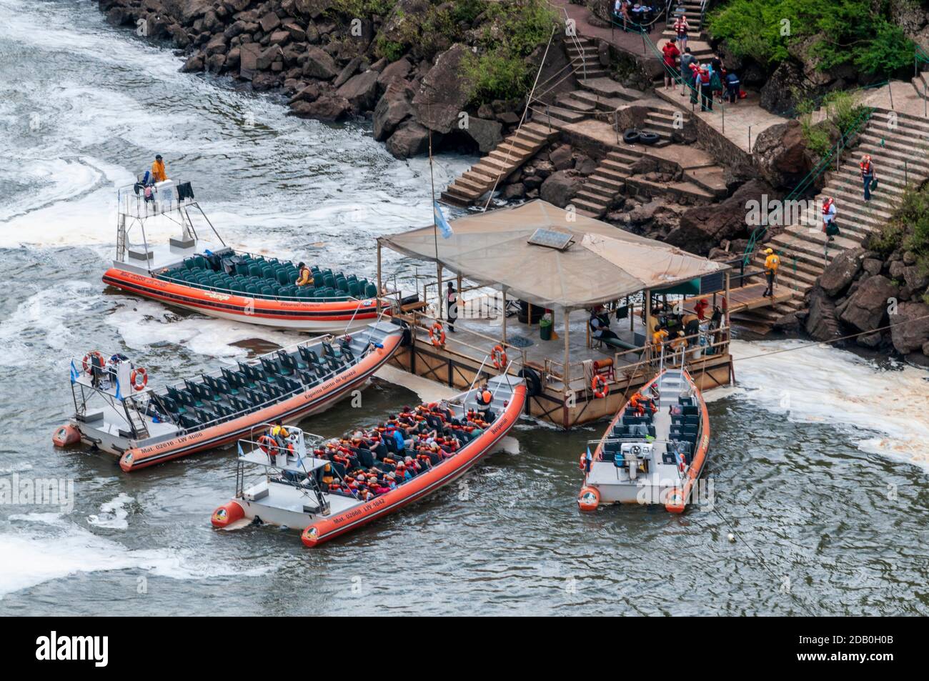 Una tappa per le barche turistiche ormeggiate a Iguazu Cascate sul lato argentino del confine con il Brasile Foto Stock