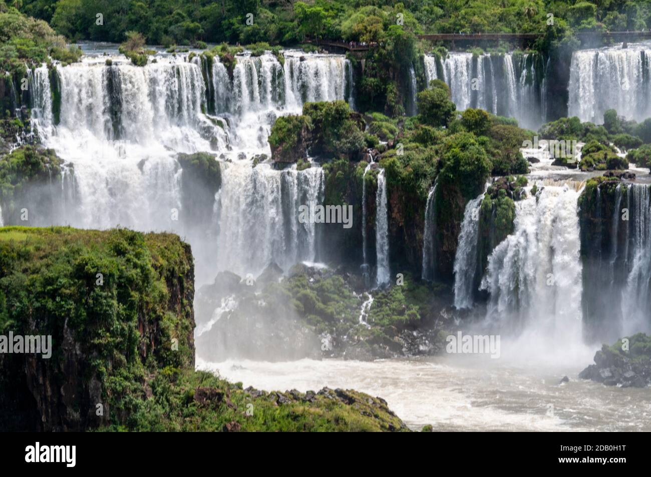 L'Adamo & Eva cade nelle cascate di Iguazu Il lato argentino del confine  con il Brasile l'Iguazu Le cascate sono il più grande sistema di cascate  Foto stock - Alamy