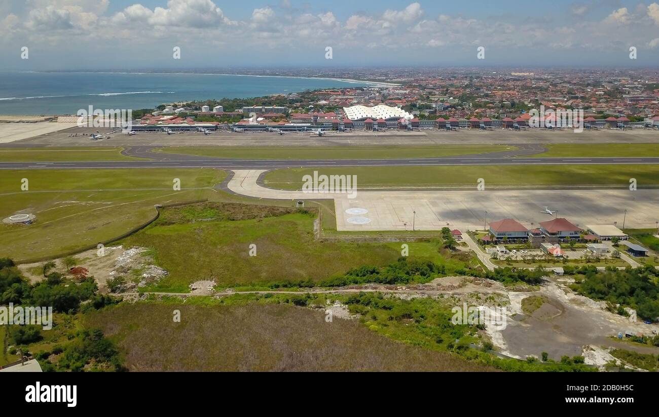 Aeroplani all'aeroporto Balinese, Bali Island, Indonesia. Vista aerea dell'aeroporto di Ngurah Rai Foto Stock