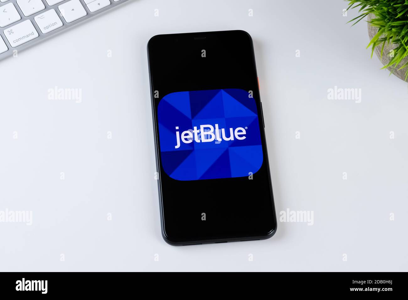 Logo dell'app JetBlue sullo schermo di uno smartphone. Foto Stock
