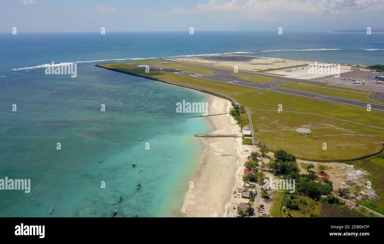 Vista aerea della pista dalla parte superiore del la torre dell'aeroporto internazionale controlla Bali con un parcheggio piano e diversi piani si trovano su Foto Stock