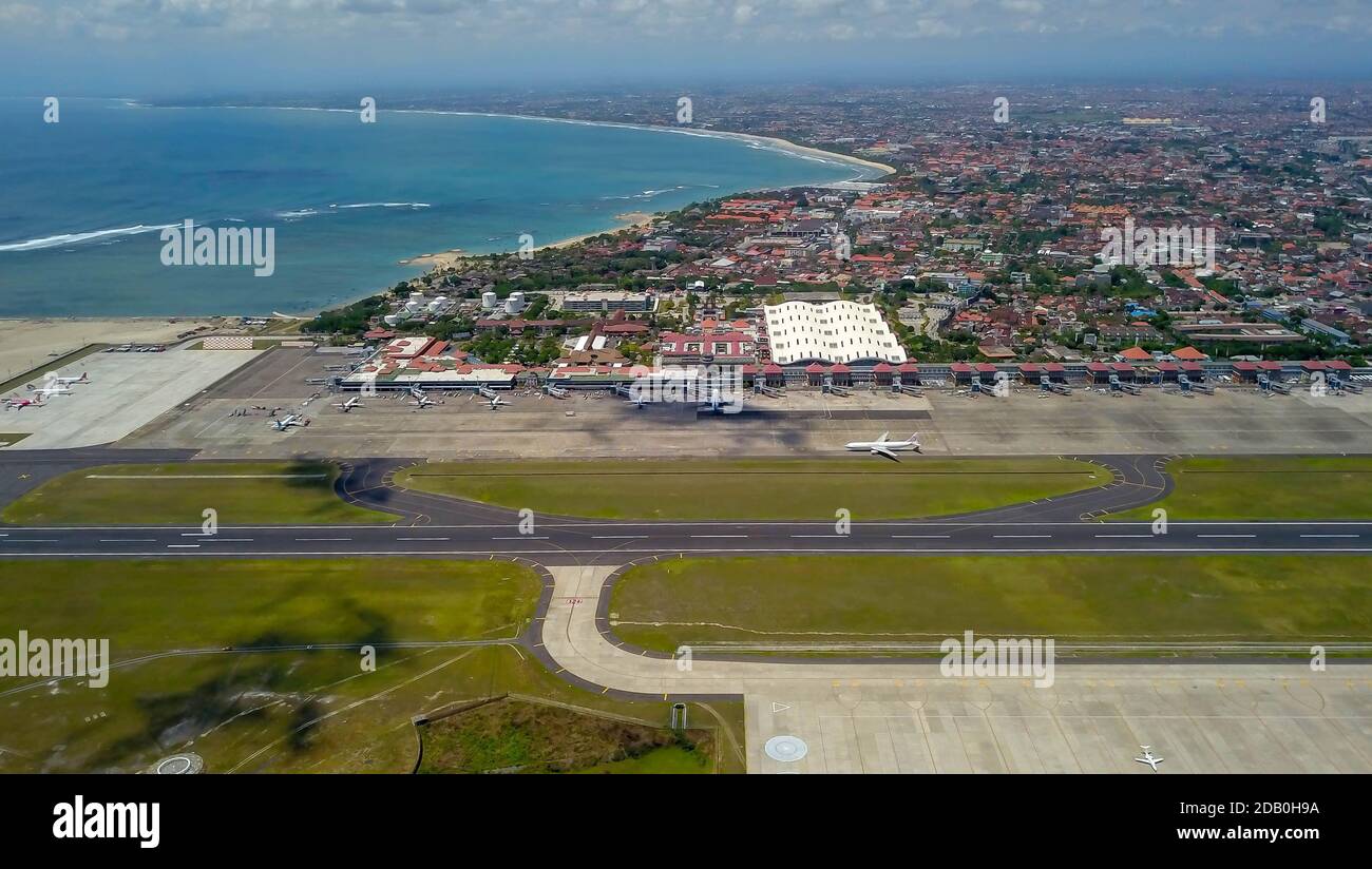 Taxi aereo commerciale sulla pista all'aeroporto di Denpasar a Bali, Indonesia. Drone vista di un grande getto che si prepara a decollo. L'aeroplano a getto si trasforma a. Foto Stock