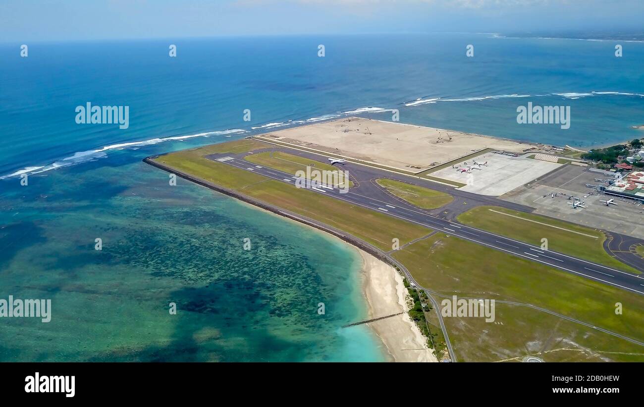 Taxi aereo commerciale sulla pista all'aeroporto di Denpasar a Bali, Indonesia. Drone vista di un grande getto che si prepara a decollo. L'aeroplano a getto si trasforma a. Foto Stock