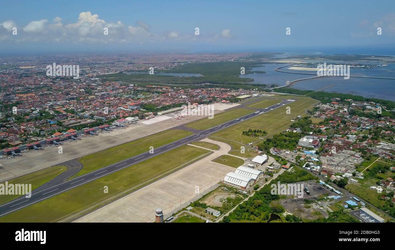 Aeroplani all'aeroporto Balinese, Bali Island, Indonesia. Vista aerea dell'aeroporto di Ngurah Rai Foto Stock