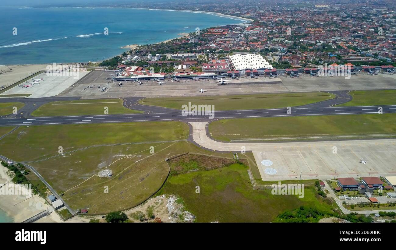 Aeroplani all'aeroporto Balinese, Bali Island, Indonesia. Vista aerea dell'aeroporto di Ngurah Rai Foto Stock
