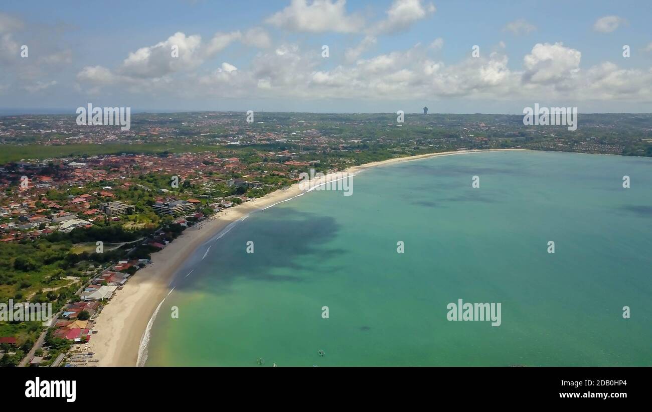 Antenna fuco vista della vacanza in spiaggia di Sanur, Bali, Indonesia con vista oceano, barche, spiaggia, le ville e le persone. Foto Stock