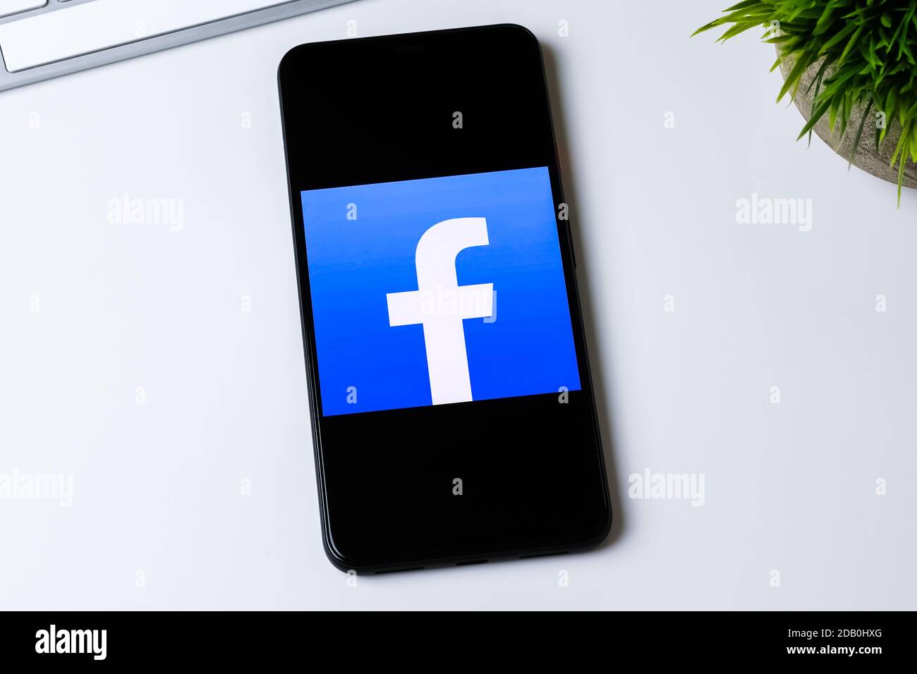 Logo dell'app Facebook sullo schermo di uno smartphone. Foto Stock