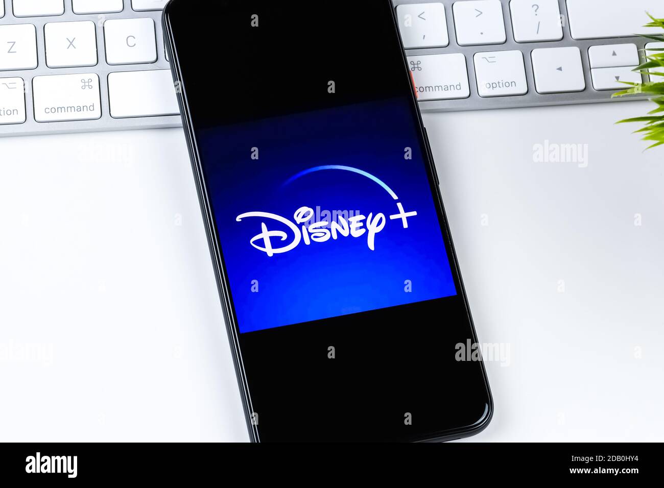 Logo dell'app Disney+ sullo schermo di uno smartphone. Foto Stock