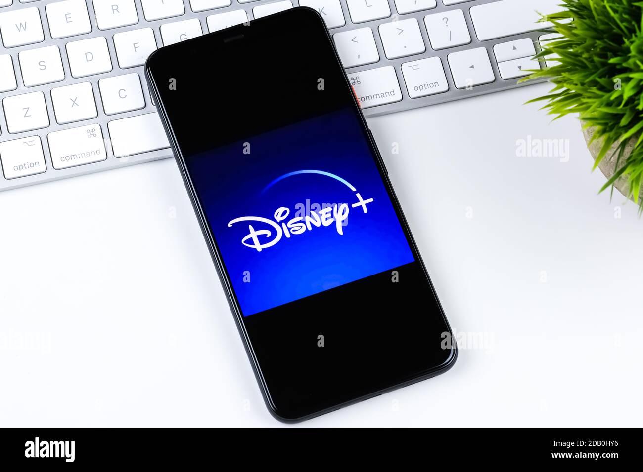Logo dell'app Disney+ sullo schermo di uno smartphone. Foto Stock