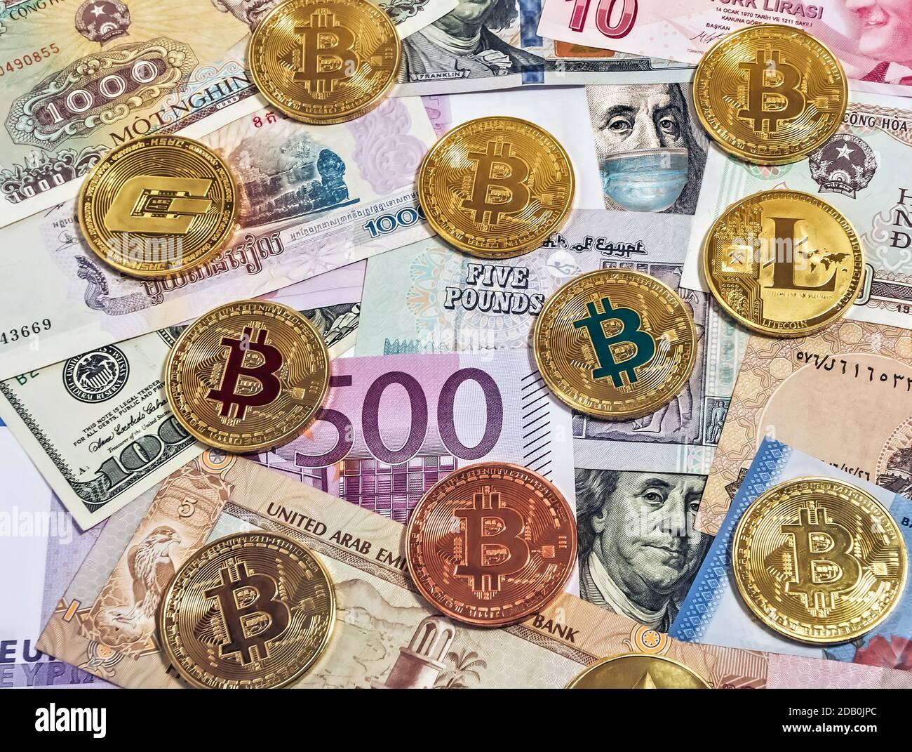 Blocco del concetto di crisi globale di quarantena. Bitcoin Coin Collection banconote background. Tecnologia Blockchain valuta digitale virtuale. Curre digitale Foto Stock