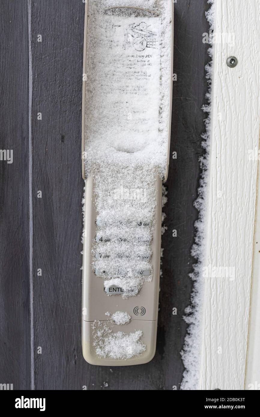 Apertura della porta del garage coperta di neve in inverno Foto Stock