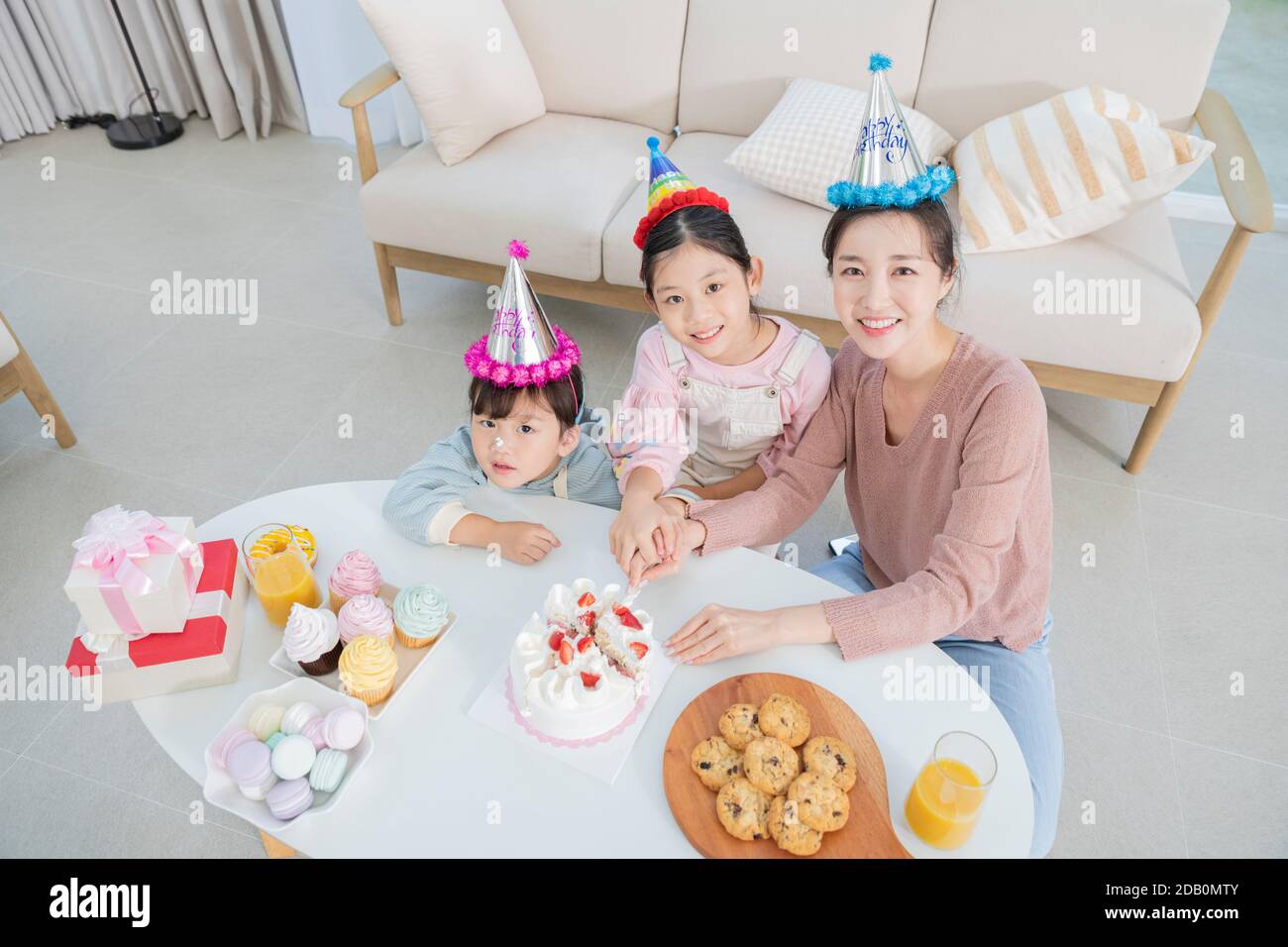Ritratto di felice famiglia allegra, giovane madre e due figlie 167 Foto Stock